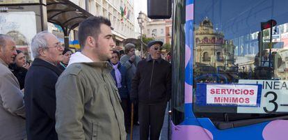 Autobús en servicio mínimo llegando a una parada a Jerez.