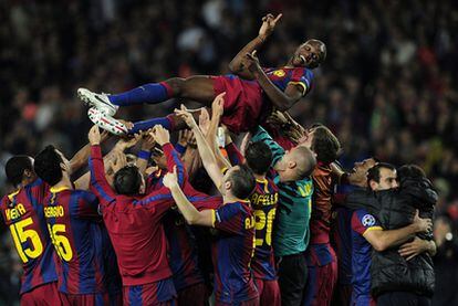 Los jugadores del Barcelona mantean a Abidal durante las celebraciones por el pase a la final de la 'Champions'.
