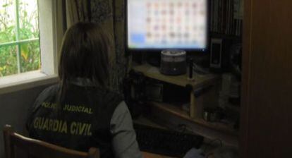 Una agente inspecciona archivos de pornografía infantil incautados.