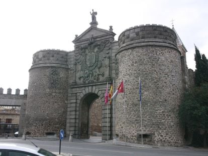 Puerta de la Bisagra, en Toledo, presidida por el escudo imperial de Carlos I.