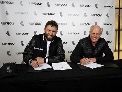 Jon Rahm y Greg Norman, CEO de LIV Golf, posan durante la firma del golfista vasco por la liga saudí.