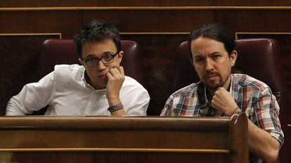 El líder de Podemos, Pablo Iglesias (d) e Íñigo Errejón en el Congreso de los Diputados, en 2016.