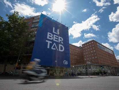 Cartel electoral de la candidatura de Isabel Díaz Ayuso en la esquina de la calle Diego de León con Conde de Peñalver, frente al hospital de La Princesa.