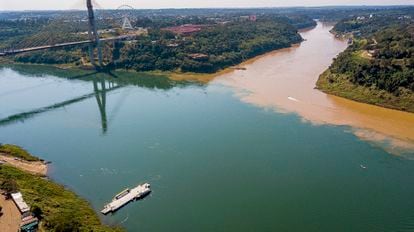 Tramo del río Paraná donde confluyen las fronteras de Paraguay (abajo), Brasil (izquierda) y Argentina (derecha). Por este cauce navegan río abajo, hacia Argentina, las grandes embarcaciones de soja, cereales y carne vacuna.