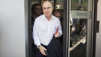 Duran Lleida saliendo de la sede de Unió.