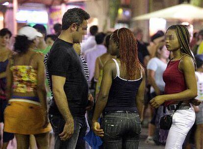 Prostitutas, anoche en La Rambla  de Barcelona.