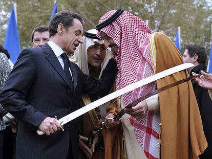 Nicolas Sarkozy habla con el príncipe saudí Salman Bin Abdelaziz ayer en Riad durante una ceremonia.