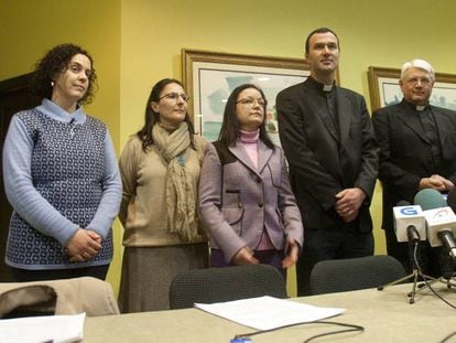 Monjas miguelianas y sacerdotes que apoyan a Miguel Rosendo, durante su comparecencia en Pontevedra.