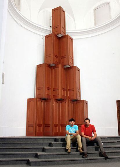 José Jurado y Julián Pérez, delante de una de las dos obras de su exposición <i>#Puertas</i>.