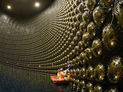 Dos técnicos trabajan en el interior del tanque de agua del detector de neutrinos Super-Kamiokande, en Japón.