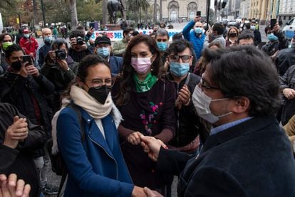 Daniel Jadue, dirigente del Partido Comunista de Chile, saluda a sus simpatizantes en la Plaza de Armas de Santiago.