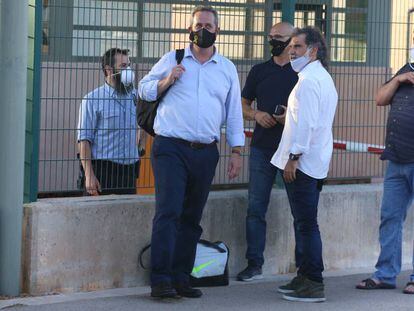 Los líderes independentistas Joaquim Forn, Raül Romeva, Jordi Cuixart y Oriol Junqueras, el pasado 28 de julio, a las puertas de la prisión de Lledoners.