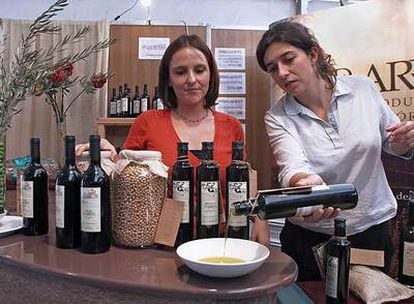 La directora de Agroalimentaria, Mónica Druet (a la derecha), muestra algunos productos elaborados por la empresa pública.
