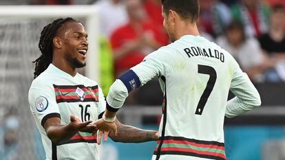 Renato Sanches y Cristiano Ronaldo celebran la victoria 3-0 de Portugal contra Hungría en la primera fecha de la fase de grupos de la Eurocopa.