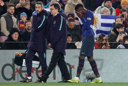 Dembélé deja el campo tras su lesión.