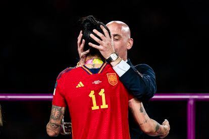 El entonces presidente de la Federación Española de Fútbol, Luis Rubiales, en el momento de besar a la jugadora Jennifer Hermoso tras la final de Mundial de este verano.