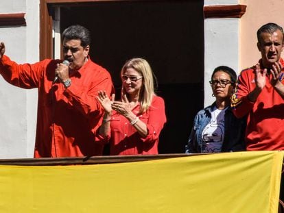 Nicolás Maduro se dirige a sus seguidores desde el balcón del palacio de Miraflores.