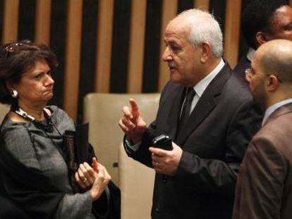 El embajador palestino en la ONU, Riyad Mansour, habla con la embajadora de EE UU, Rosemay Di Carlo.