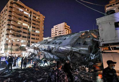 Un edificio derrumbado tras un ataque israelí en Gaza, este martes. 