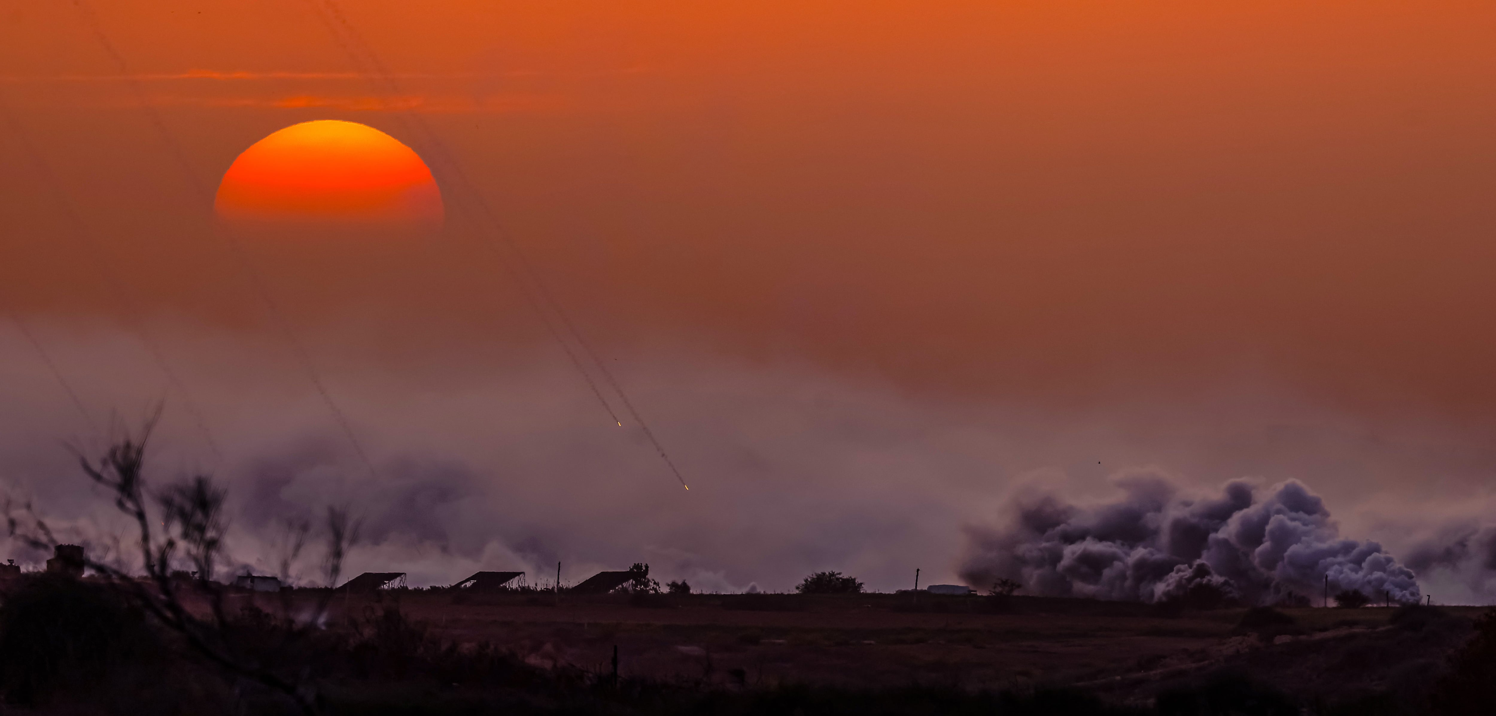 El humo de los bombardeos se levanta sobre la Franja de Gaza vista desde el lado israelí de la frontera.