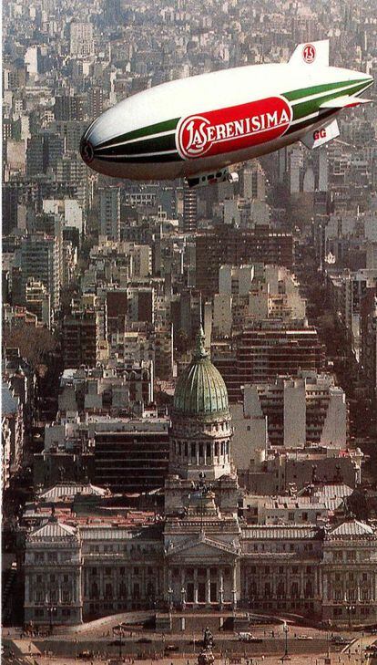 Un dirigible con la marca ‘La Serenísima’ vuela sobre el Congreso Nacional, en Buenos Aires.