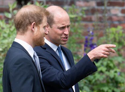 Guillermo, duque de Cambridge, y Harry, duque de Sussex, asisten a la inauguración de una estatua que encargaron de su madre Diana, princesa de Gales, en el Jardín Hundido del Palacio de Kensington.