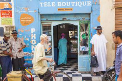 Exterior de una tienda de telefonía en Taroudant (Marruecos).