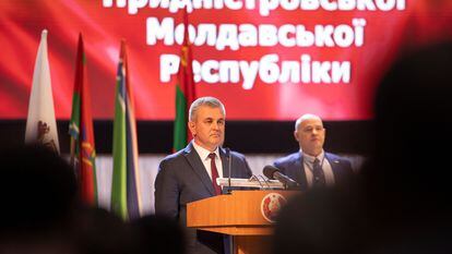El presidente de Transnistria, Vadim Krasnoelski (izquierda), este miércoles en el congreso político celebrado en Tiráspol.