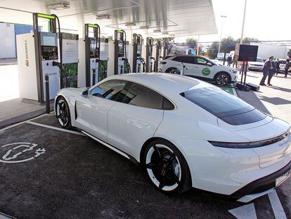 Centro de recarga de coches eléctricos instalado en Elche por Iberdrola.