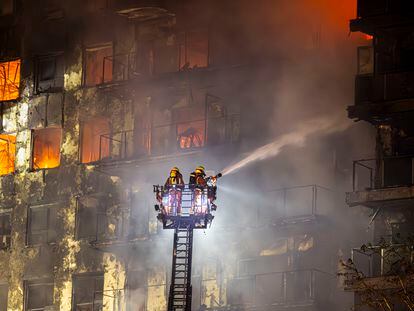 Bomberos trabajan en el incendio declarado el jueves en un edificio de Valencia.