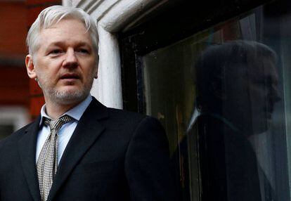 Assange, el 5 de febrero de 2016, en el balc&oacute;n de la embajada de Ecuador en Londres.