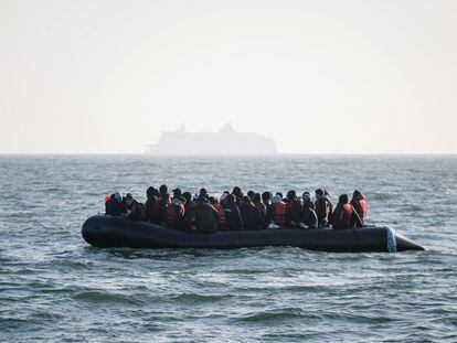 Un grupo de migrantes espera a ser rescatados el pasado 9 de mayo en el canal de la Mancha, tras averiarse la lancha en la que viajaban hacia Reino Unido.