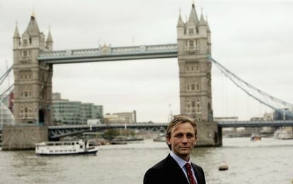 Daniel Craig posa junto al puente de Londres durante la presentación de su primera película en la saga James Bond 007 'Casino Royale', en 2005.