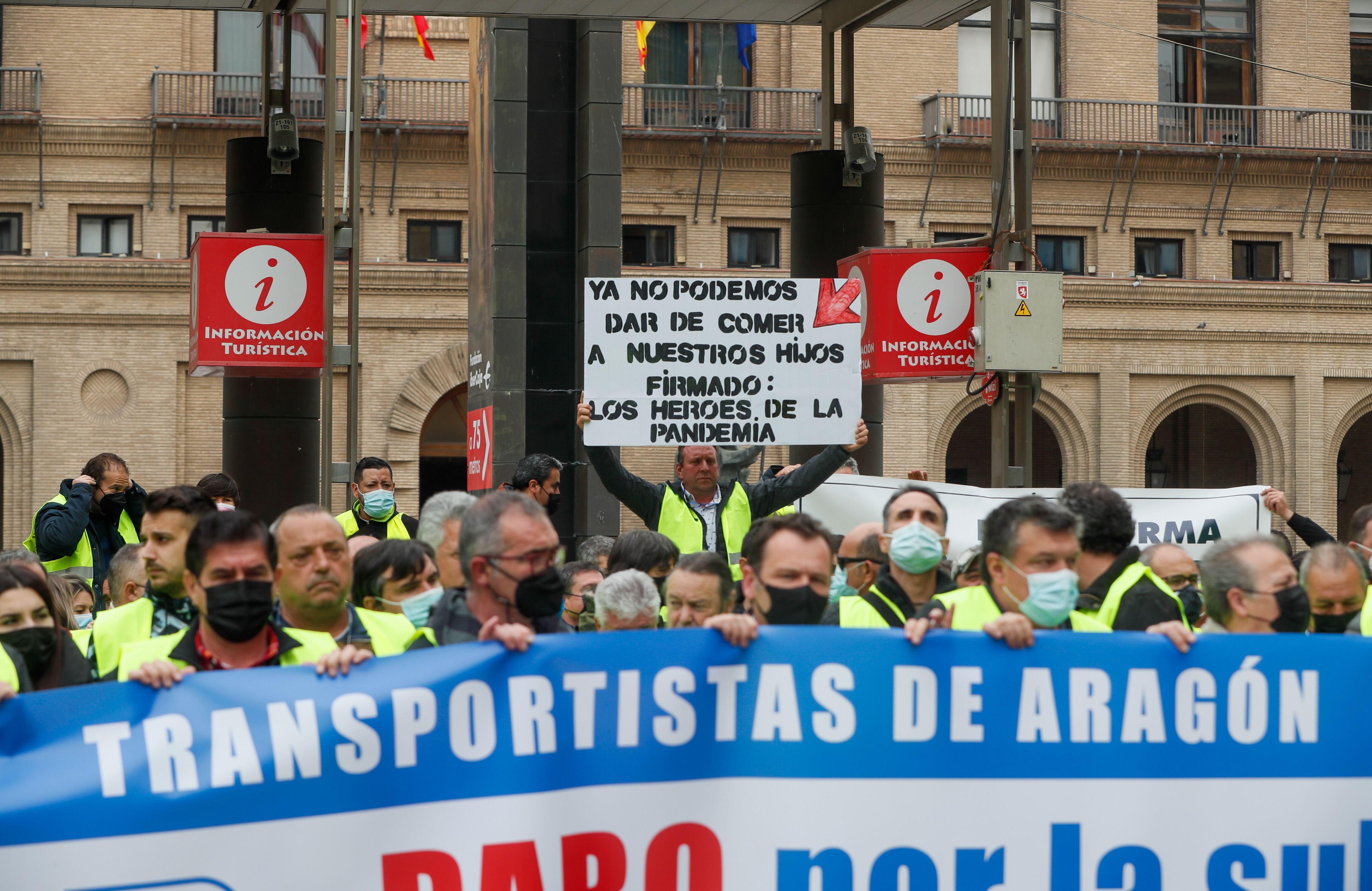 Concentración de camioneros este miércoles en Zaragoza.