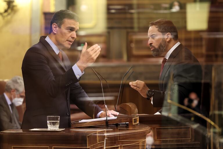 Doble exposición del presidente del Gobierno, Pedro Sánchez, y el líder de VOX, Santiago Abascal, durante su intervención en el pleno en el que se debate la moción de censura planteada por Vox, en el Congreso de los Diputados, este miércoles.