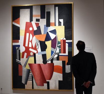 Un visitant contempla una obra de Léger en el Met.