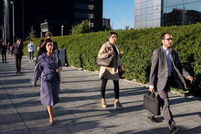 Trabajadores llegan a las oficinas de las Cuatro Torres este miércoles por la mañana.