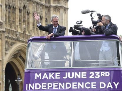 El líder del Partido de la Independencia del Reino Unido (UKIP), Nigel Farage (i), asiste a un nuevo acto de campaña a favor del Brexit en Londres (Reino Unido).