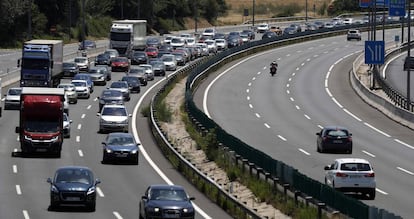 Trafico con atascos en la N.-I a la altura del Circuito del Jarama en Madrid.