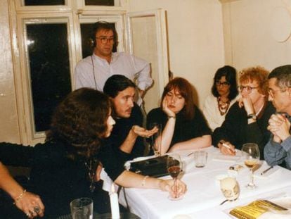 Silvia Grijalba (cuarta por la izquierda) con Héroes del Silencio durante su gira berlinesa en 1993.