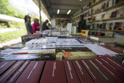 Pie de Foto: Casetas preparadas para el Día del Libro en Valencia.