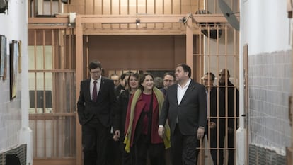 Carles Mundó, Ada Colau y Oriol Junqueras, durante una visita a la cárcel Modelo en Barcelona.