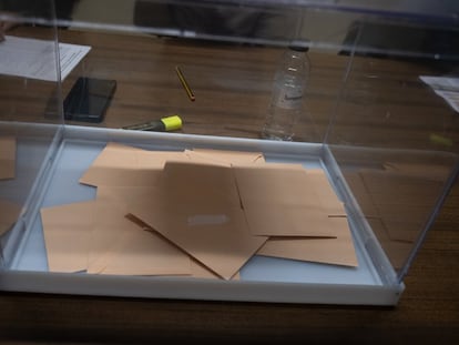 Urna con papeletas de votación a primera hora de la mañana de este domingo en Don Benito.