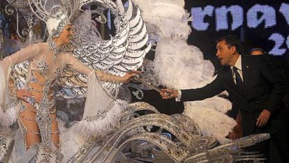 Soraya Rodríguez, con la fantasía 'Volare', recibe el cetro tras proclamarse Reina del Carnaval de Tenerife 2013, en la ceremonia en la que un accidente provocó quemaduras a otra candidata.