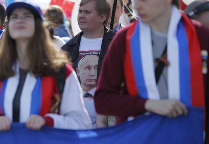 Una multitud participa en la marcha celebrada con motivo del Día Internacional de los Trabajadores en Moscú (Rusia).
