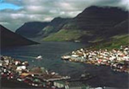 Klaksvík, en la isla Bordoy, de 5.000 habitantes y con una pujante industria pesquera, es la segunda ciudad de las Feroe tras la capital, Tórshavn.