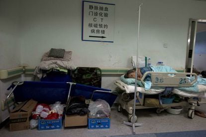 Los hospitales y los sanitarios tambi&eacute;n est&aacute;n siendo investigados. Los bajos salarios y las deficientes instalaciones incentivan los sobornos. / Han Guan (AP)