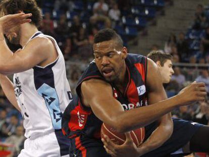 Lamont Hamilton, a la derecha, captura un rebote ante Doblas, en el partido disputado este jueves en Vitoria. 