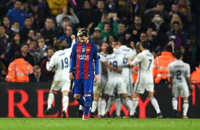 Messi mientras los jugadores del Real Madrid celebran el gol de Ramos.