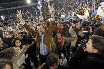 Rajoy, en la plaza de toros de Valencia en marzo de 2008. Tras él, a la derecha, Álvaro Pérez, <i>El Bigotes,</i> cabecilla de la trama en esa comunidad.